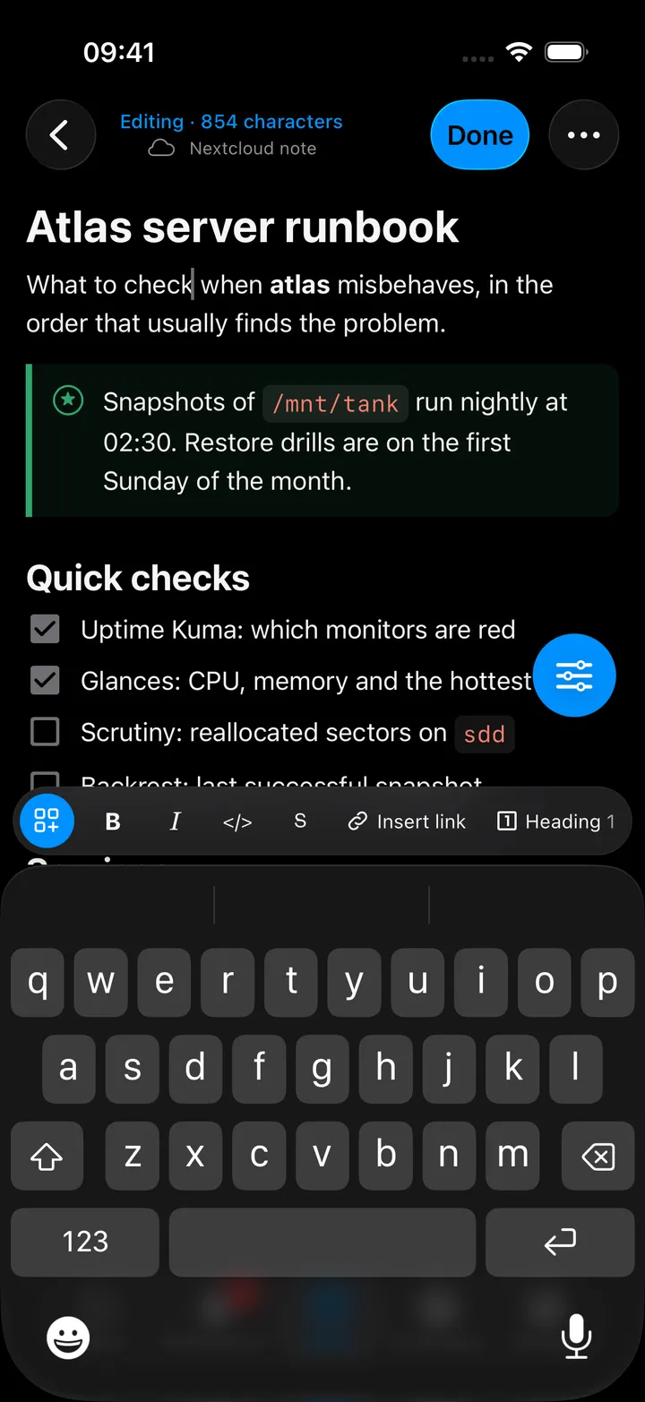 Editing a note with the formatting bar above the keyboard