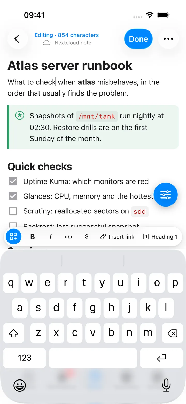 Editing a note with the formatting bar above the keyboard